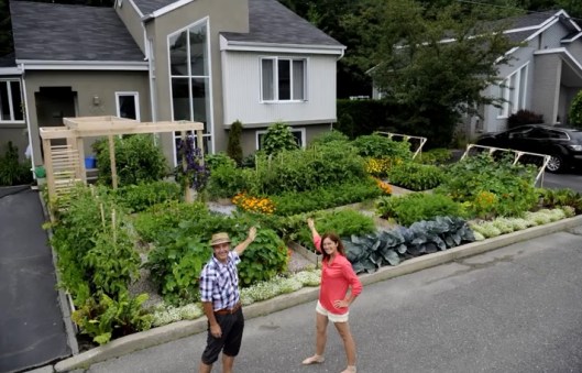 Josée Landry et Michel Beauchamps devant la façade de leur maison à Drummondville en 2012