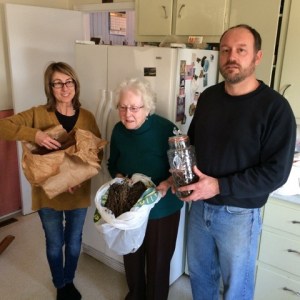 De gauche à droite: Rosaline Beattie et sa mère Anita Beattie, Norbert Robichaud (en 2016) avec la sarriette "ancienne d'Acadie"