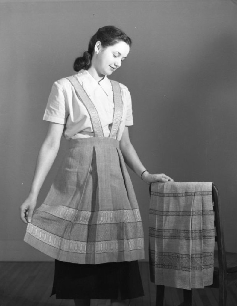 Tabliers tissés pour publication en 1950 (photo: Omer Beaudoin)